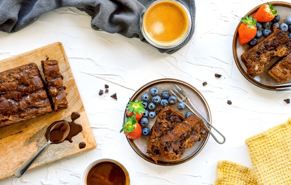 Кекс на тарелке с ягодами черники и клубники 