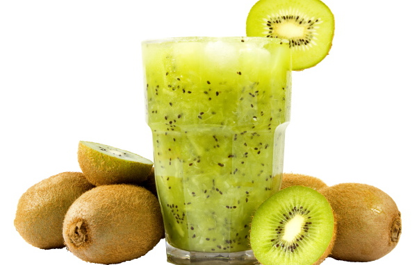 Стакан напитка из киви на белом фоне с плодами киви
