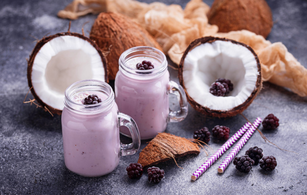 Ягодное смузи на столе с черникой и кокосами
