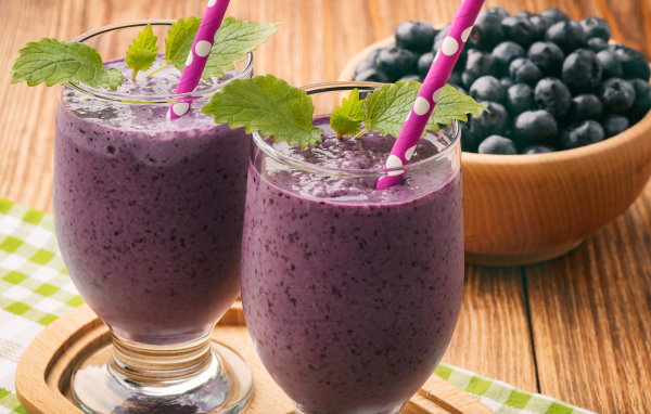 Черничное смузи в стаканах с трубочками