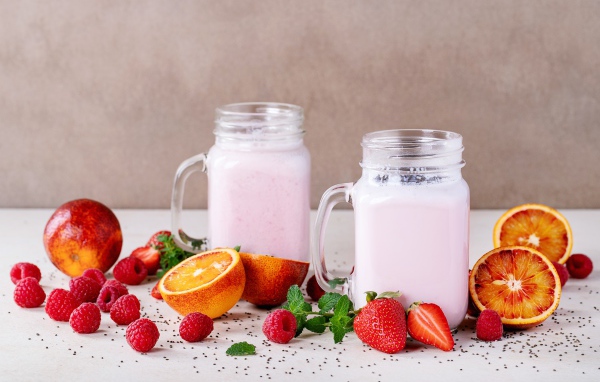 Коктейль на столе с малиной, клубникой и грейпфрутом