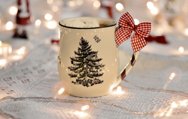 Праздничная чашка с горячим какао и маршмеллоу 