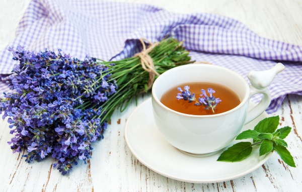 Чашка чая на столе с букетом лаванда 