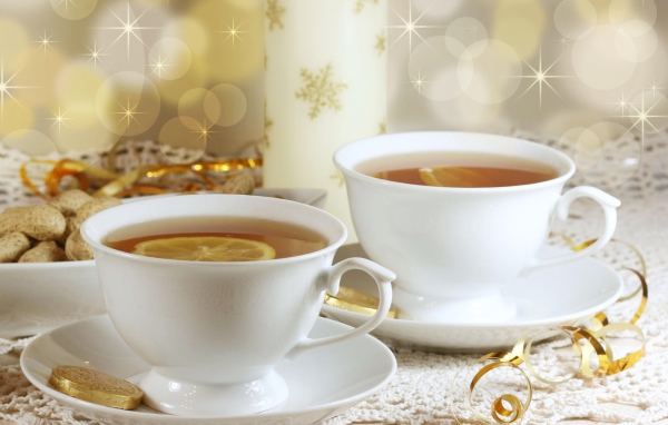 Вкусный чай в белых чашках с лимоном