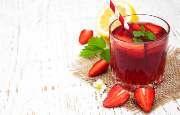 Напиток в стакане с ягодами клубники 