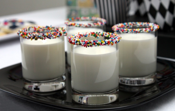 Стаканы с молоком со сладкой посыпкой на ободке 