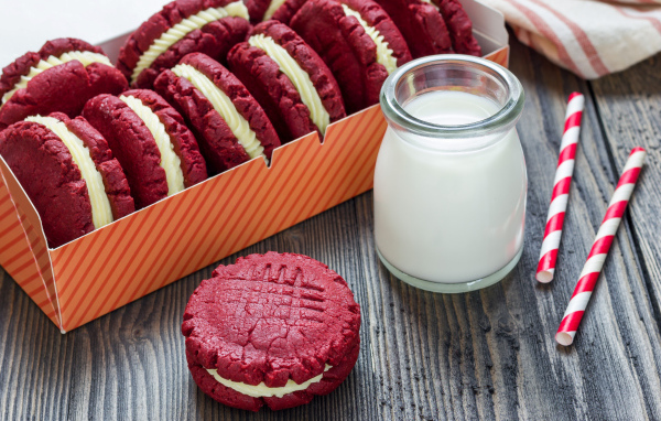 Кефир в банке на столе с печеньем 