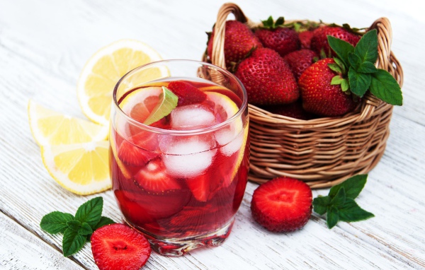 Мохито на столе с клубникой и лимоном