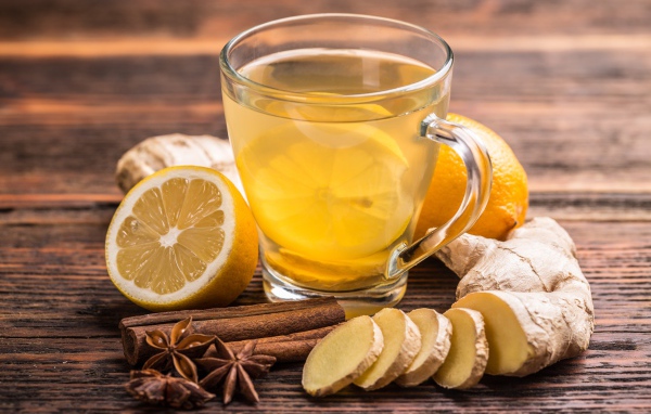 Чай на столе с лимоном, корицей и имбирем