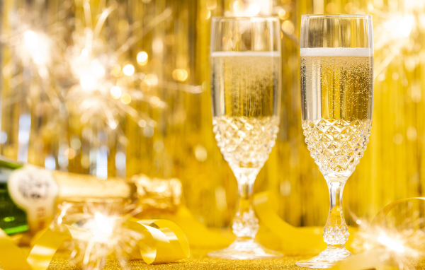 Два фужера шампанского с бенгальскими огнями