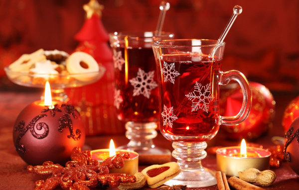 Два стакана горячего глинтвейна на столе с печеньем на Новый год 
