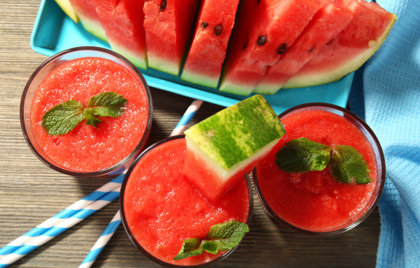 Арбузный смузи в стаканах на столе кусочками арбуза