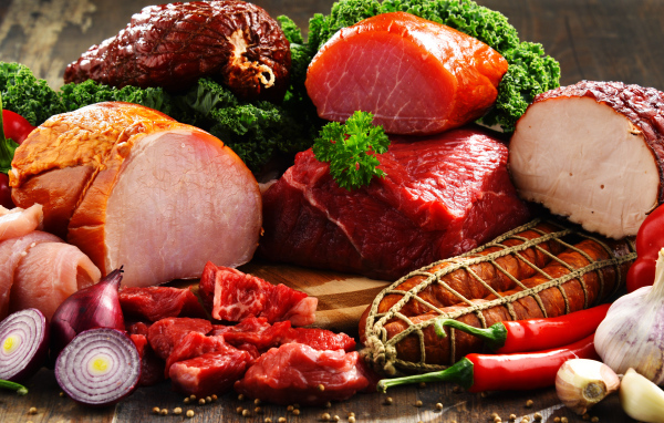 Аппетитная ветчина и мясо с перцем, луком, чесноком и зеленью 