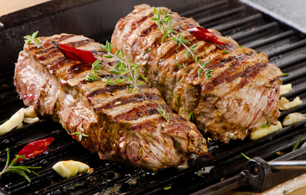 Аппетитные сочные куски мяса на гриле  со специями