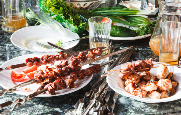 Аппетитный шашлык на шампурах на столе 