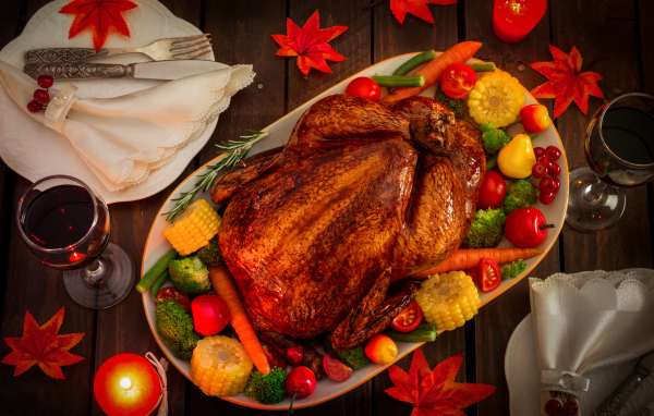 Запеченная курица с овощами на столе с вином