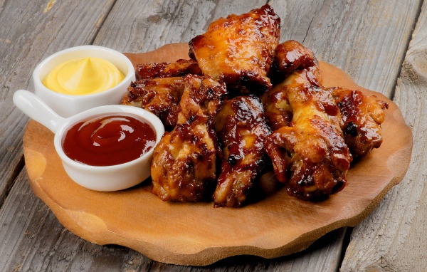 Запеченное мясо на доске с соусами 