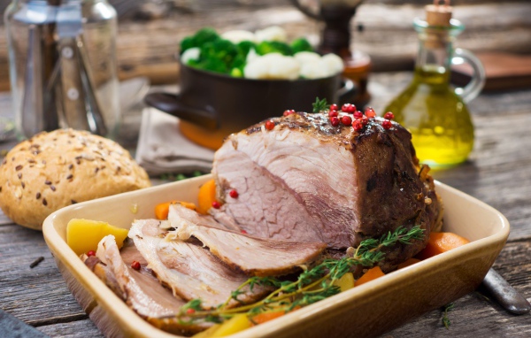 Запеченное мясо с овощами на противне