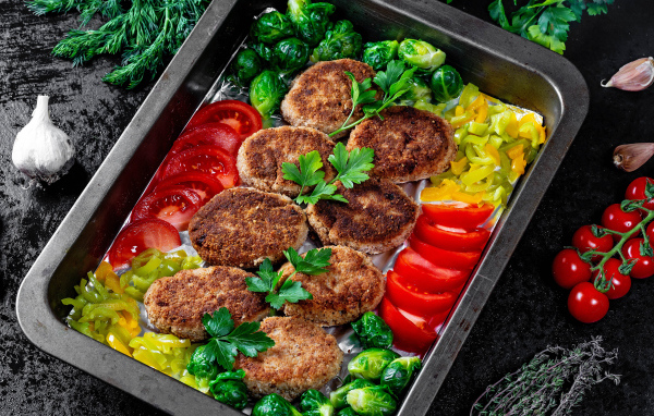 Котлеты на противне с овощами 
