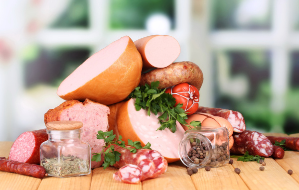 Разная колбаса с перцем на столе