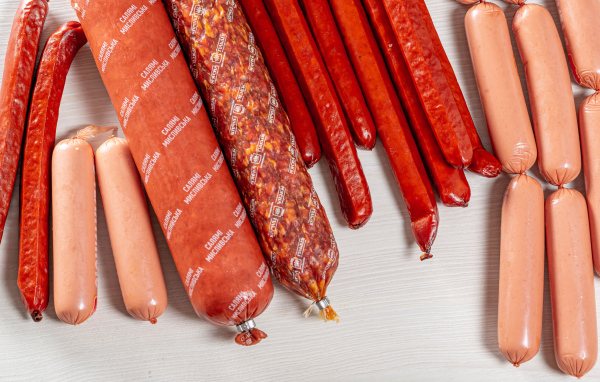 Разные виды колбасных изделий на столе 