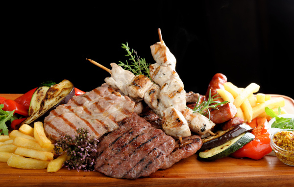 Мясо гриль на доске с овощами 