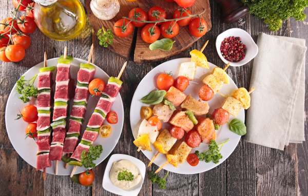 Шашлыки с печени и рыбы на шпажках с овощами