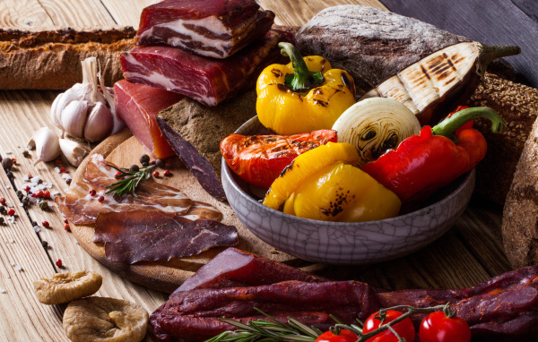 Мясные продукты на столе с запеченными овощами