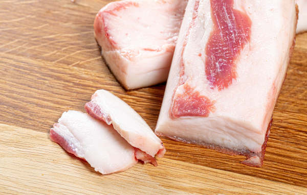 Куски свежего сала на столе 