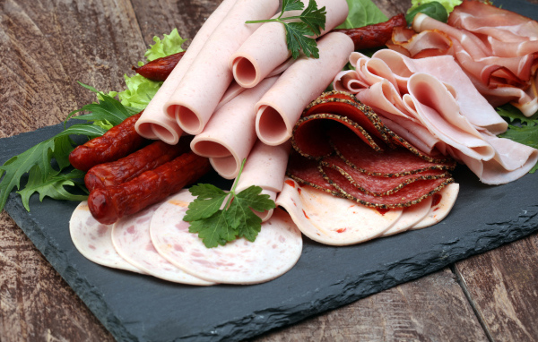 Колбасные продукты на столе 