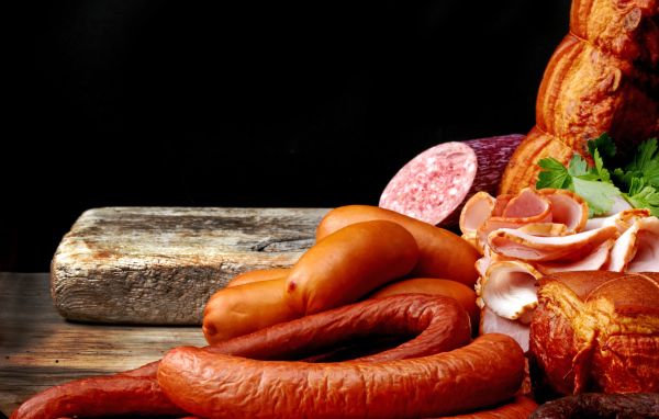 Колбаса с ветчиной лежат на столе