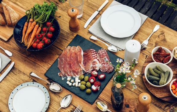 Нарезанное мясо на столе с овощами