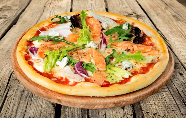 Аппетитная пицца с рыбой и рукколой 
