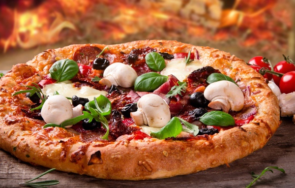 Аппетитная пицца с колбасой, беконом и грибами