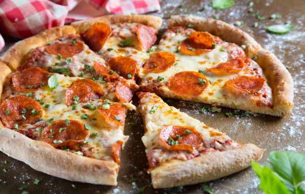 Аппетитная пицца с кусочками колбасы и сыром