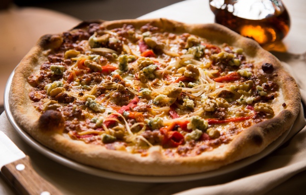 Пицца с зажаренными краями на столе 