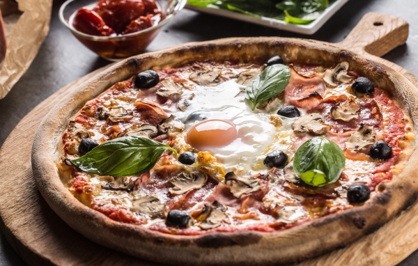 Пицца с ветчиной, грибами, оливками и яичницей 