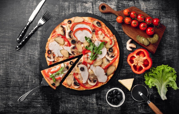 Пицца с перцем, мясом и грибами на столе