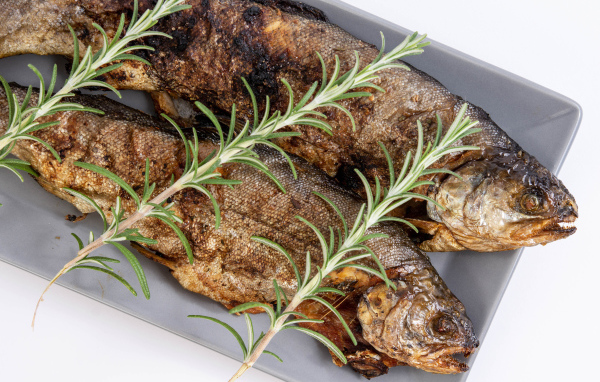 Запеченная рыба с розмарином в противне