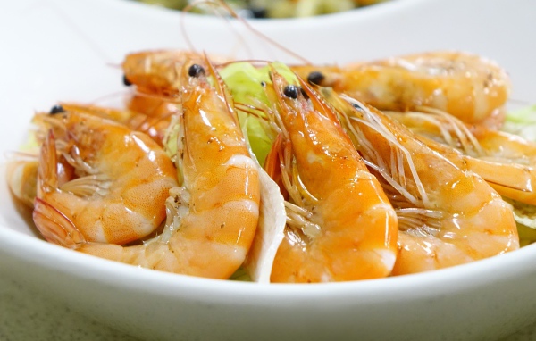 Вареные креветки в тарелке 