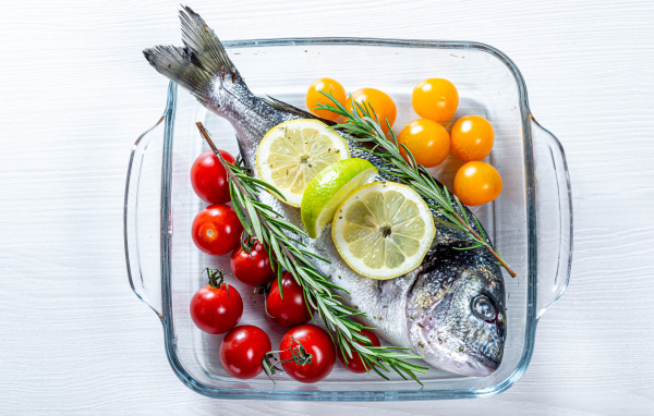 Рыба с помидорами, розмарином и лимоном в противне