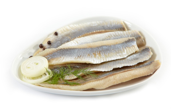 Филе сельди на белом фоне с репчатым луком