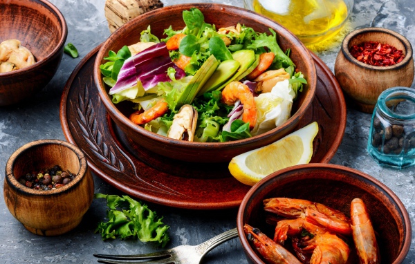 Салат с морепродуктами стоит на столе со специями