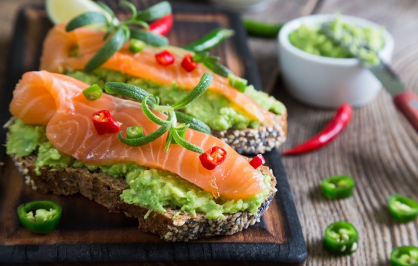 Бутерброды с пастой и красной рыбой 