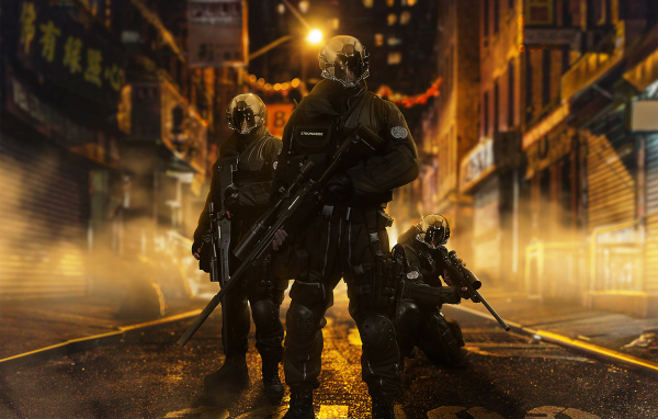 Солдаты с оружием на улице города 