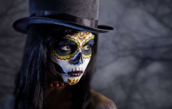 Девушка в цилиндре с гримом на Хэллоуин 