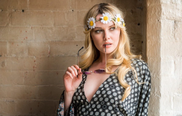 Девушка с венком из ромашек на голове 