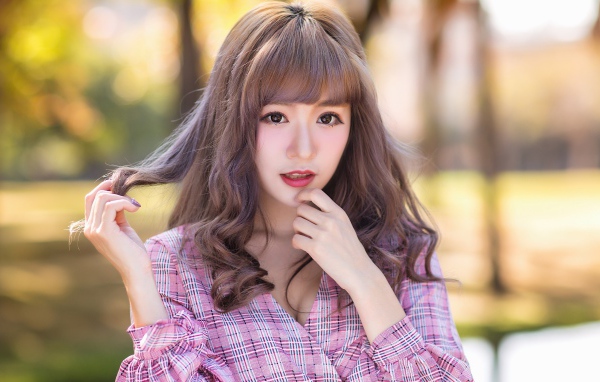 Девушка азиатка в рубашке с русыми волосами