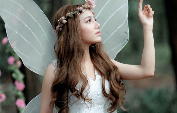 Девушка азиатка в костюме эльфа