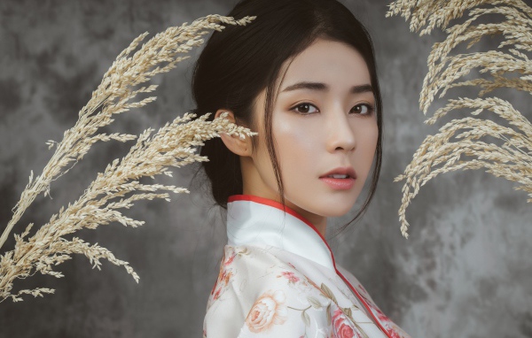 Девушка азиатка в кимоно на фоне с колосьями